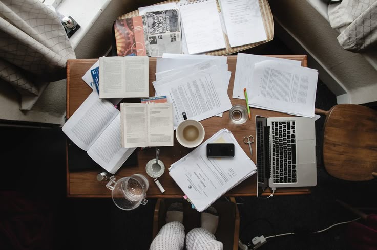 Jovens colaborando em projetos futuros